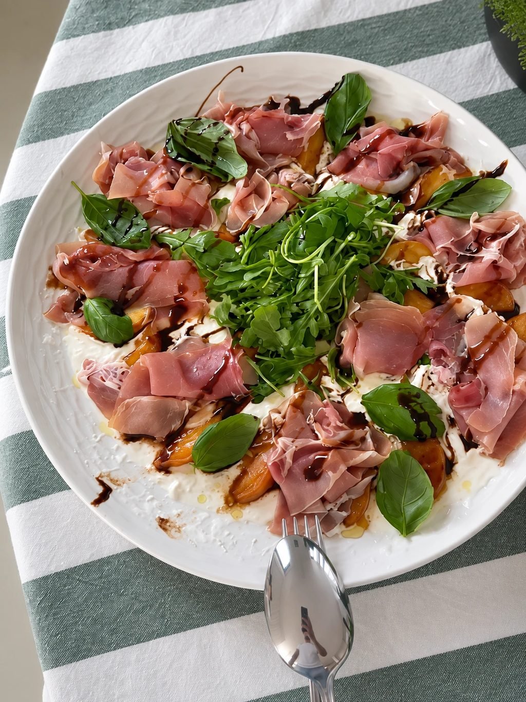 Burrata, prosciutto, roquette, basilic et crème de balsamique sur grand plat