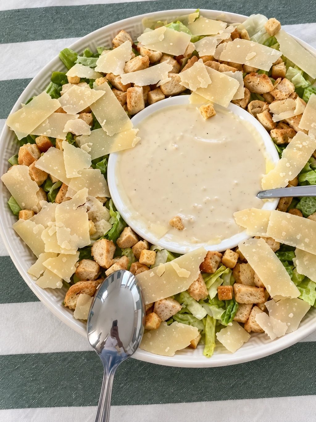 Salade César en portion individuelle pour le déjeuner d'un séminaire