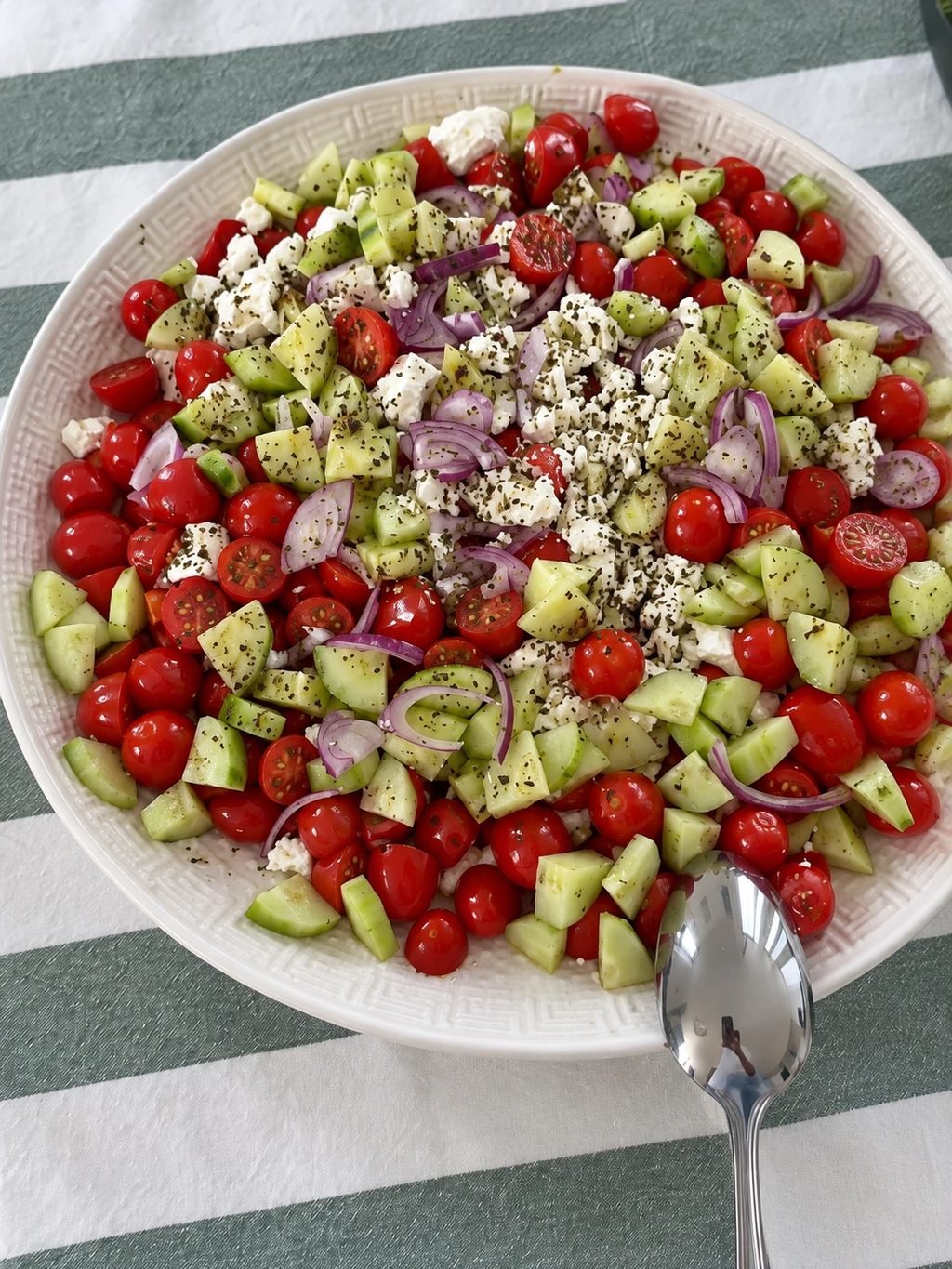 Salade grecque : tomates cerises, concombre, oignon rouge et feta