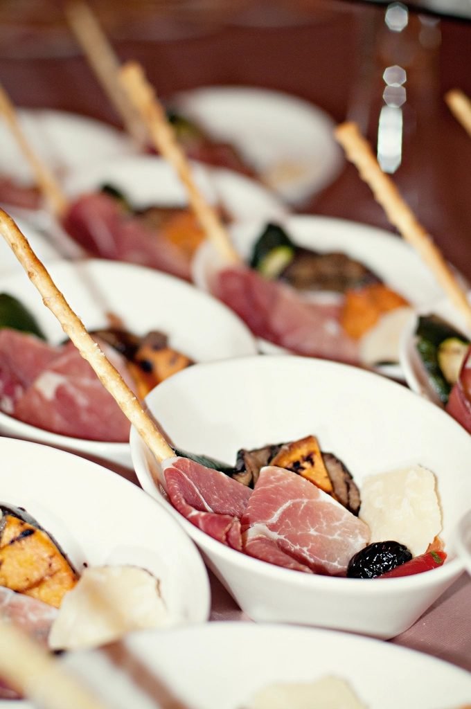 Coupelles d'antipasti servies en walking dinner